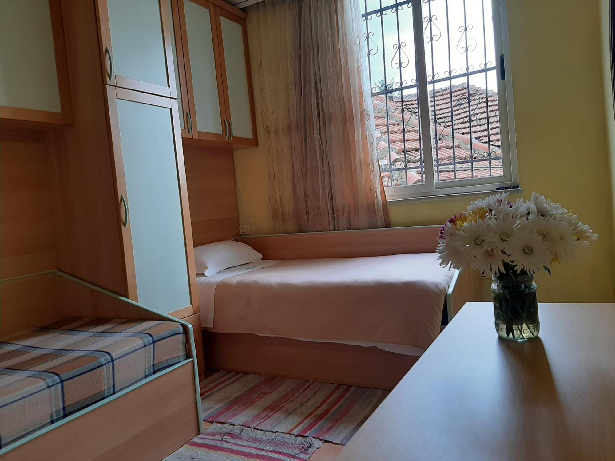 Enki'S Guesthouse Tirana Extérieur photo
