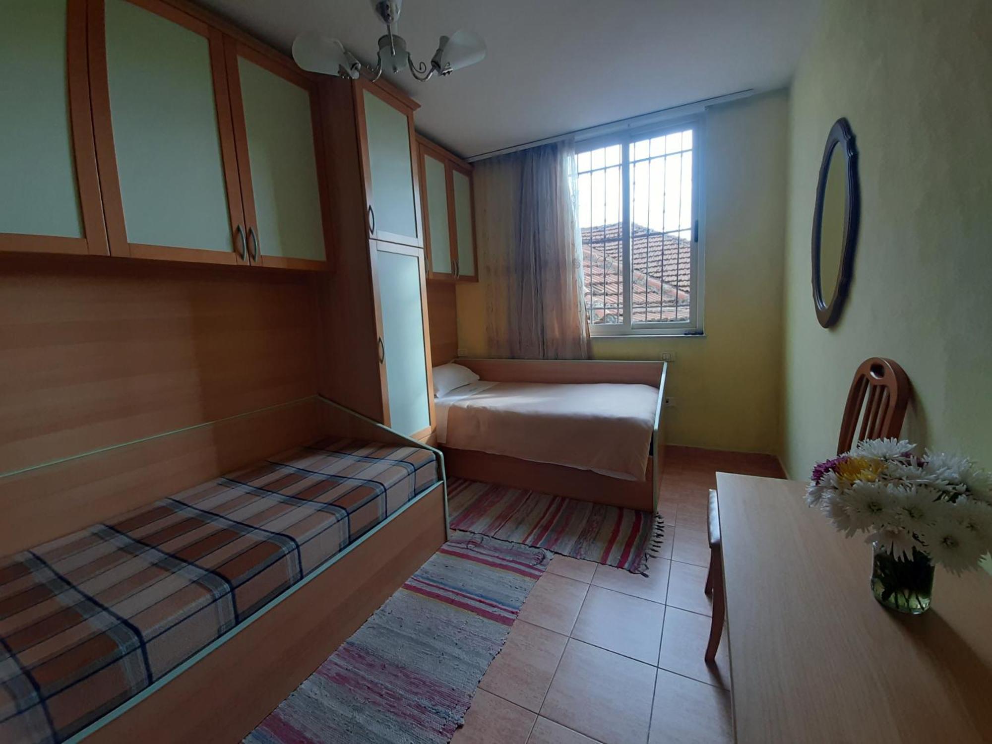 Enki'S Guesthouse Tirana Extérieur photo