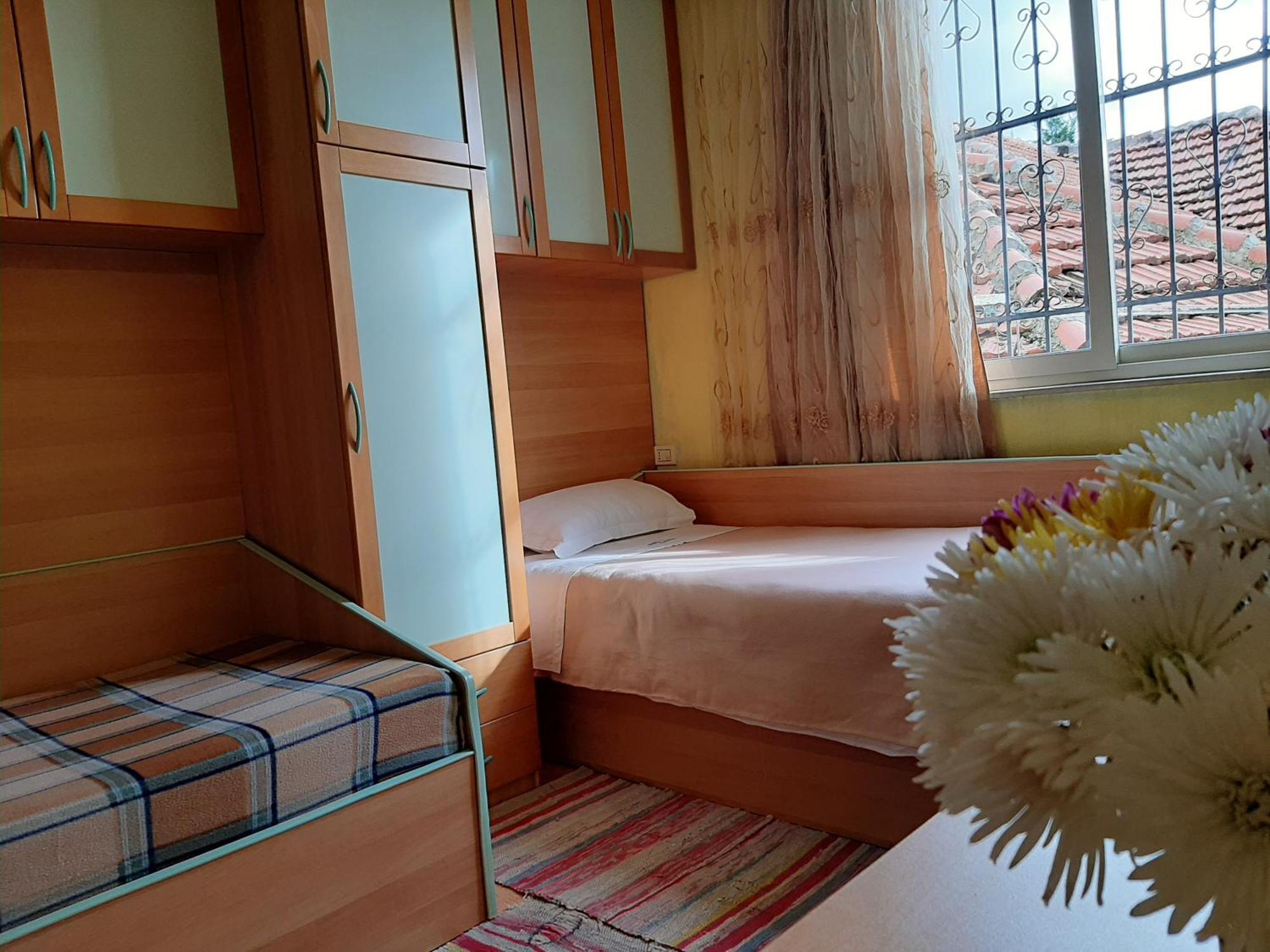Enki'S Guesthouse Tirana Extérieur photo
